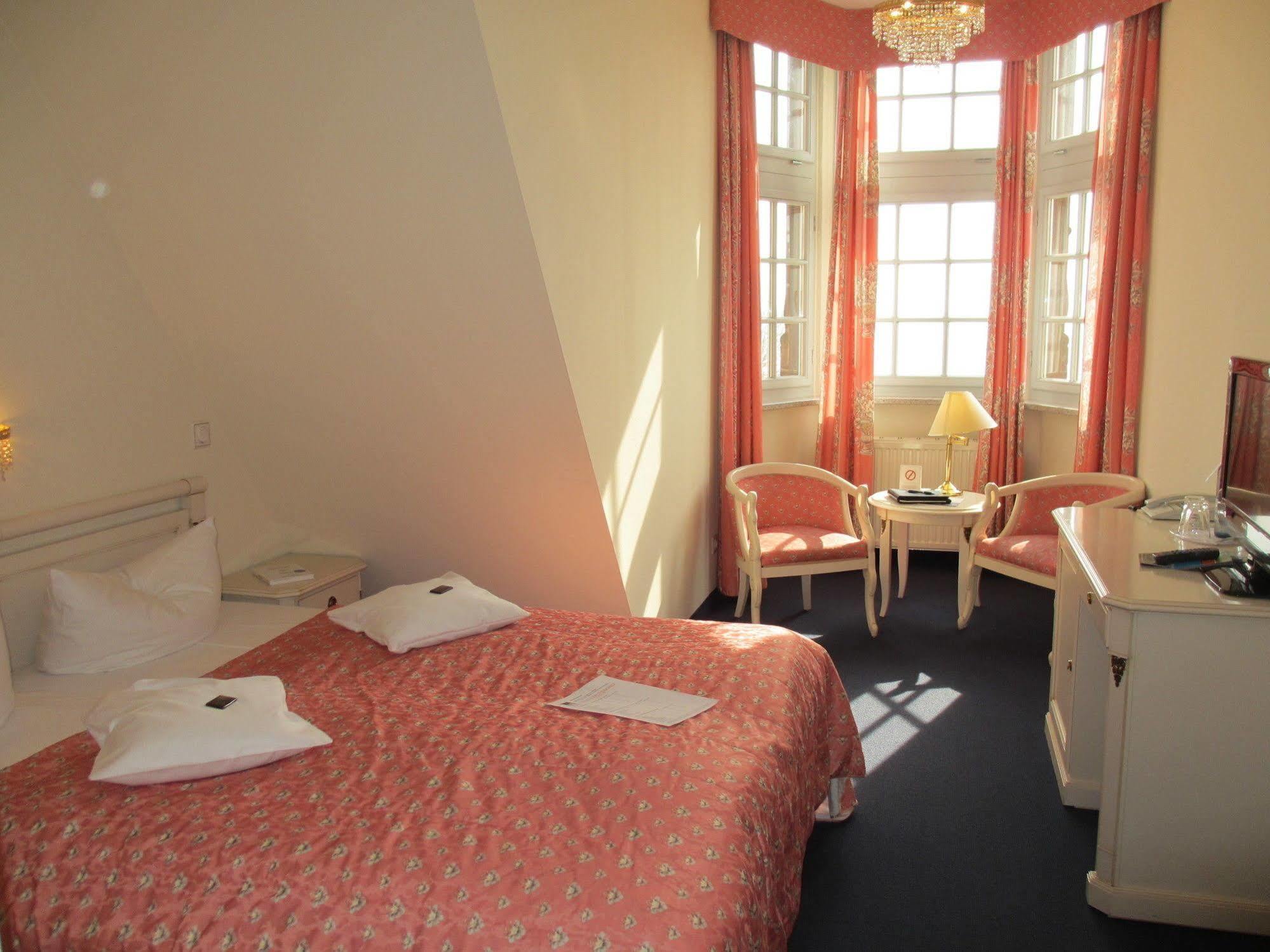 Seehotel Schloss Klink Exterior photo